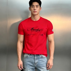 Moncler 蒙口丝光棉短袖T恤,将品牌经典与舒适体验融为一体。精选高支丝光棉,经过多道工艺处理,触感丝滑细腻,上身自 Moncler 蒙口丝光棉短袖T恤,将品牌经典与舒适体验融为一体。精选高支丝光棉,经过多道工艺处理,触感丝滑细腻,上身自