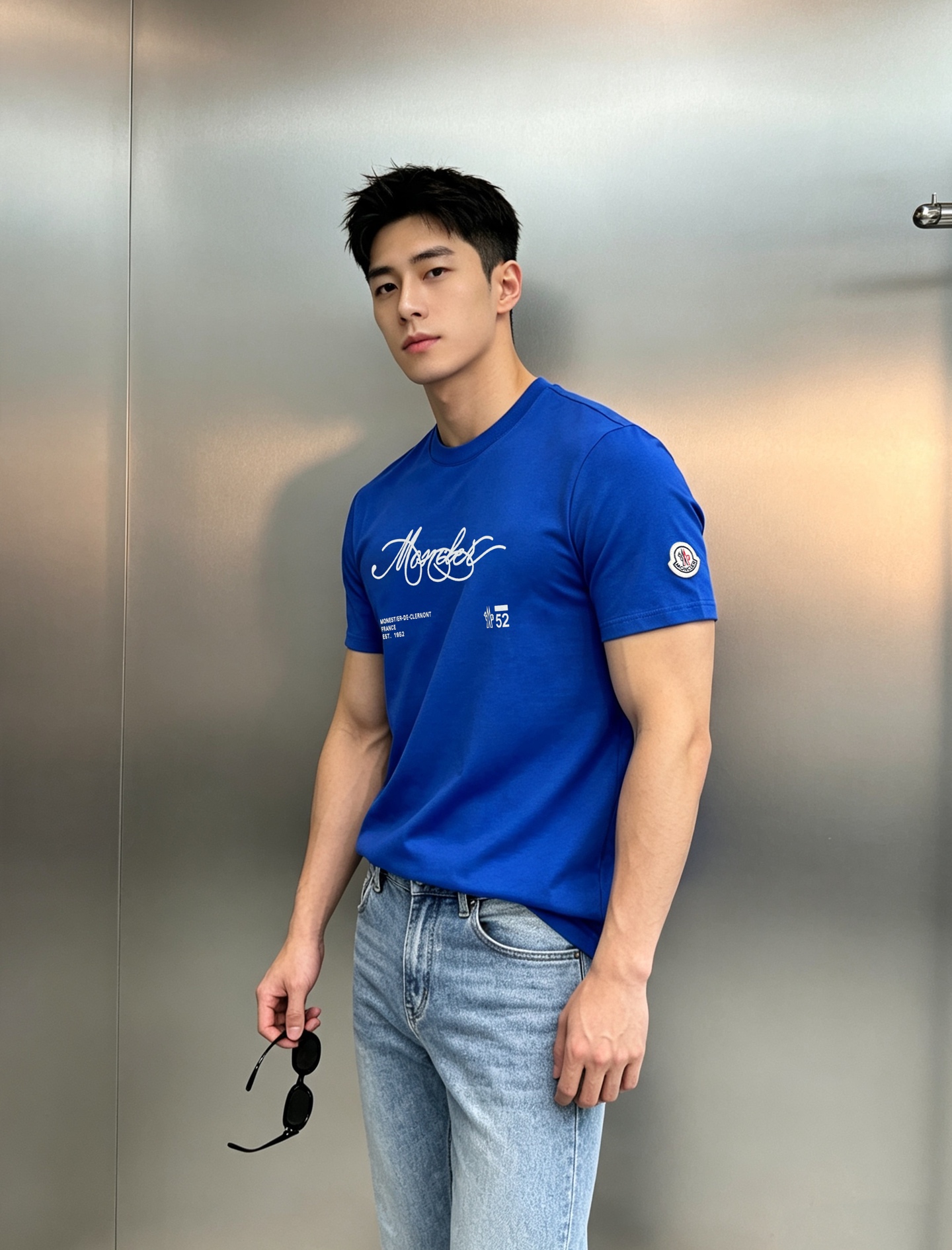Moncler 蒙口丝光棉短袖T恤,将品牌经典与舒适体验融为一体。精选高支丝光棉,经过多道工艺处理,触感丝滑细腻,上身自 Moncler 蒙口丝光棉短袖T恤,将品牌经典与舒适体验融为一体。精选高支丝光棉,经过多道工艺处理,触感丝滑细腻,上身自