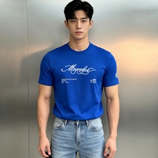 Moncler 蒙口丝光棉短袖T恤,将品牌经典与舒适体验融为一体。精选高支丝光棉,经过多道工艺处理,触感丝滑细腻,上身自 Moncler 蒙口丝光棉短袖T恤,将品牌经典与舒适体验融为一体。精选高支丝光棉,经过多道工艺处理,触感丝滑细腻,上身自