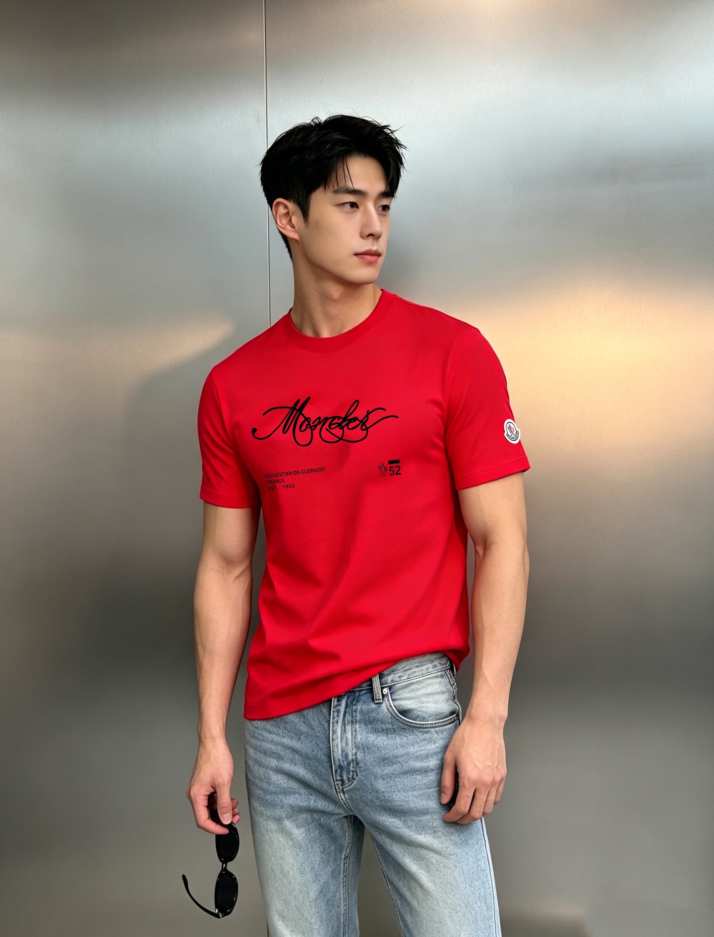 Moncler 蒙口丝光棉短袖T恤,将品牌经典与舒适体验融为一体。精选高支丝光棉,经过多道工艺处理,触感丝滑细腻,上身自 Moncler 蒙口丝光棉短袖T恤,将品牌经典与舒适体验融为一体。精选高支丝光棉,经过多道工艺处理,触感丝滑细腻,上身自