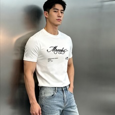 Moncler 蒙口丝光棉短袖T恤,将品牌经典与舒适体验融为一体。精选高支丝光棉,经过多道工艺处理,触感丝滑细腻,上身自 Moncler 蒙口丝光棉短袖T恤,将品牌经典与舒适体验融为一体。精选高支丝光棉,经过多道工艺处理,触感丝滑细腻,上身自