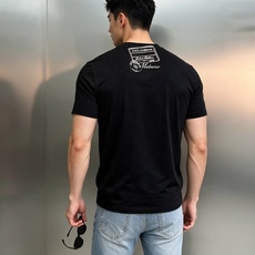 Dolce & Gabbana杜嘉班纳新款米兰邮戳丝光棉T恤.把米兰的印记穿在身上,前后双标设计低调有辨识度,精选高支丝 Dolce & Gabbana杜嘉班纳新款米兰邮戳丝光棉T恤.把米兰的印记穿在身上,前后双标设计低调有辨识度,精选高支丝