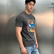 LOEWE罗意威海底世界丝光棉短袖T恤,将品牌的艺术基因与童趣美学融为一体。精选高支丝光棉,经过多道工艺处理,触感丝滑细 LOEWE罗意威海底世界丝光棉短袖T恤,将品牌的艺术基因与童趣美学融为一体。精选高支丝光棉,经过多道工艺处理,触感丝滑细