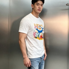 LOEWE罗意威海底世界丝光棉短袖T恤,将品牌的艺术基因与童趣美学融为一体。精选高支丝光棉,经过多道工艺处理,触感丝滑细 LOEWE罗意威海底世界丝光棉短袖T恤,将品牌的艺术基因与童趣美学融为一体。精选高支丝光棉,经过多道工艺处理,触感丝滑细
