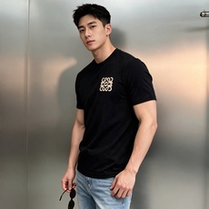 Loewe罗意威新款丝光棉T恤.胸前品牌标志性Anagram刺绣LOGO,采用仿钩针工艺,立体感拉满,低调中自带辨识度。 Loewe罗意威新款丝光棉T恤.胸前品牌标志性Anagram刺绣LOGO,采用仿钩针工艺,立体感拉满,低调中自带辨识度。
