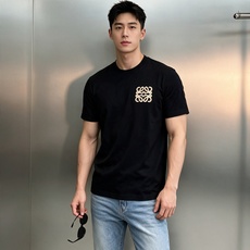Loewe罗意威新款丝光棉T恤.胸前品牌标志性Anagram刺绣LOGO,采用仿钩针工艺,立体感拉满,低调中自带辨识度。 Loewe罗意威新款丝光棉T恤.胸前品牌标志性Anagram刺绣LOGO,采用仿钩针工艺,立体感拉满,低调中自带辨识度。
