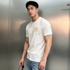 Loewe罗意威新款丝光棉T恤.胸前品牌标志性Anagram刺绣LOGO,采用仿钩针工艺,立体感拉满,低调中自带辨识度。 Loewe罗意威新款丝光棉T恤.胸前品牌标志性Anagram刺绣LOGO,采用仿钩针工艺,立体感拉满,低调中自带辨识度。