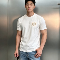 Loewe罗意威新款丝光棉T恤.胸前品牌标志性Anagram刺绣LOGO,采用仿钩针工艺,立体感拉满,低调中自带辨识度。 Loewe罗意威新款丝光棉T恤.胸前品牌标志性Anagram刺绣LOGO,采用仿钩针工艺,立体感拉满,低调中自带辨识度。