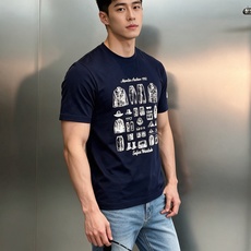 Moncler 蒙口1952复古探险丝光棉短袖T恤,将品牌的户外基因与复古美学融为一体。精选高支丝光棉,经过多道工艺处理 Moncler 蒙口1952复古探险丝光棉短袖T恤,将品牌的户外基因与复古美学融为一体。精选高支丝光棉,经过多道工艺处理