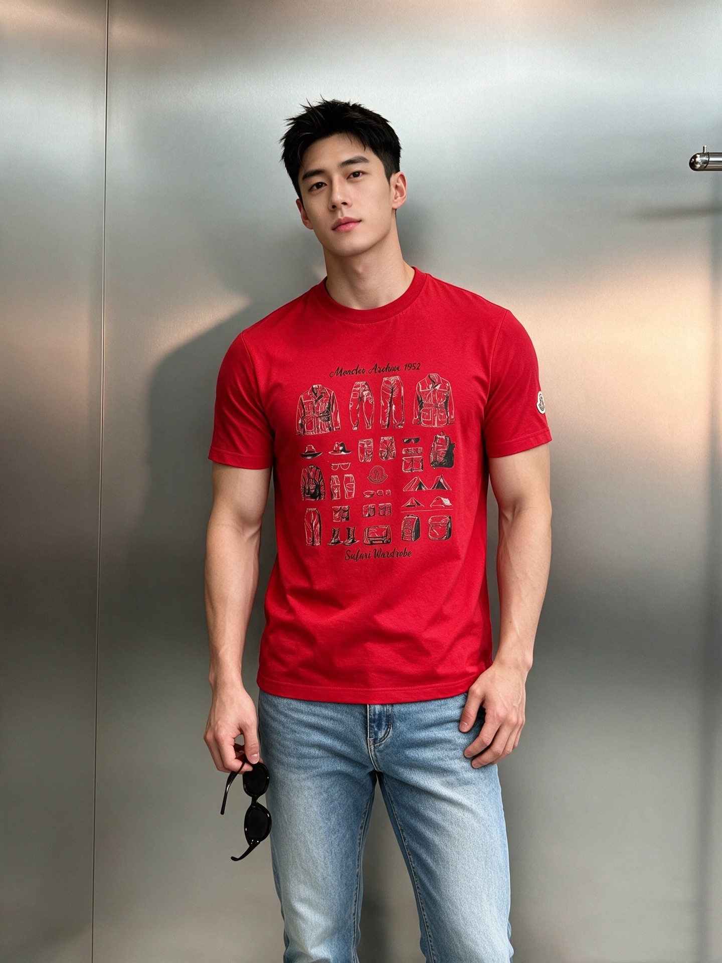 Moncler 蒙口1952复古探险丝光棉短袖T恤，将品牌的户外基因与复古美学融为一体。精选高支丝光棉，经过多道工艺处理