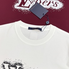 驴牌-LV春夏Lovers喷绘字母修身丝光棉短袖.街头艺术喷绘质感「LV Lovers」标识,颗粒点状晕染边框,复古美式 驴牌-LV春夏Lovers喷绘字母修身丝光棉短袖.街头艺术喷绘质感「LV Lovers」标识,颗粒点状晕染边框,复古美式