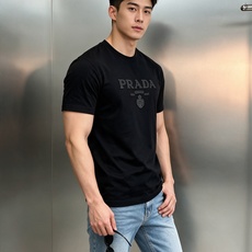 无敌推送!Prada好看好穿的永恒经典系列!!PRADA普拉达26s春夏男士圆领短袖..优选190g丝光棉面料.舒适轻薄 无敌推送!Prada好看好穿的永恒经典系列!!PRADA普拉达26s春夏男士圆领短袖..优选190g丝光棉面料.舒适轻薄