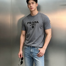 无敌推送!Prada好看好穿的永恒经典系列!!PRADA普拉达26s春夏男士圆领短袖..优选190g丝光棉面料.舒适轻薄 无敌推送!Prada好看好穿的永恒经典系列!!PRADA普拉达26s春夏男士圆领短袖..优选190g丝光棉面料.舒适轻薄