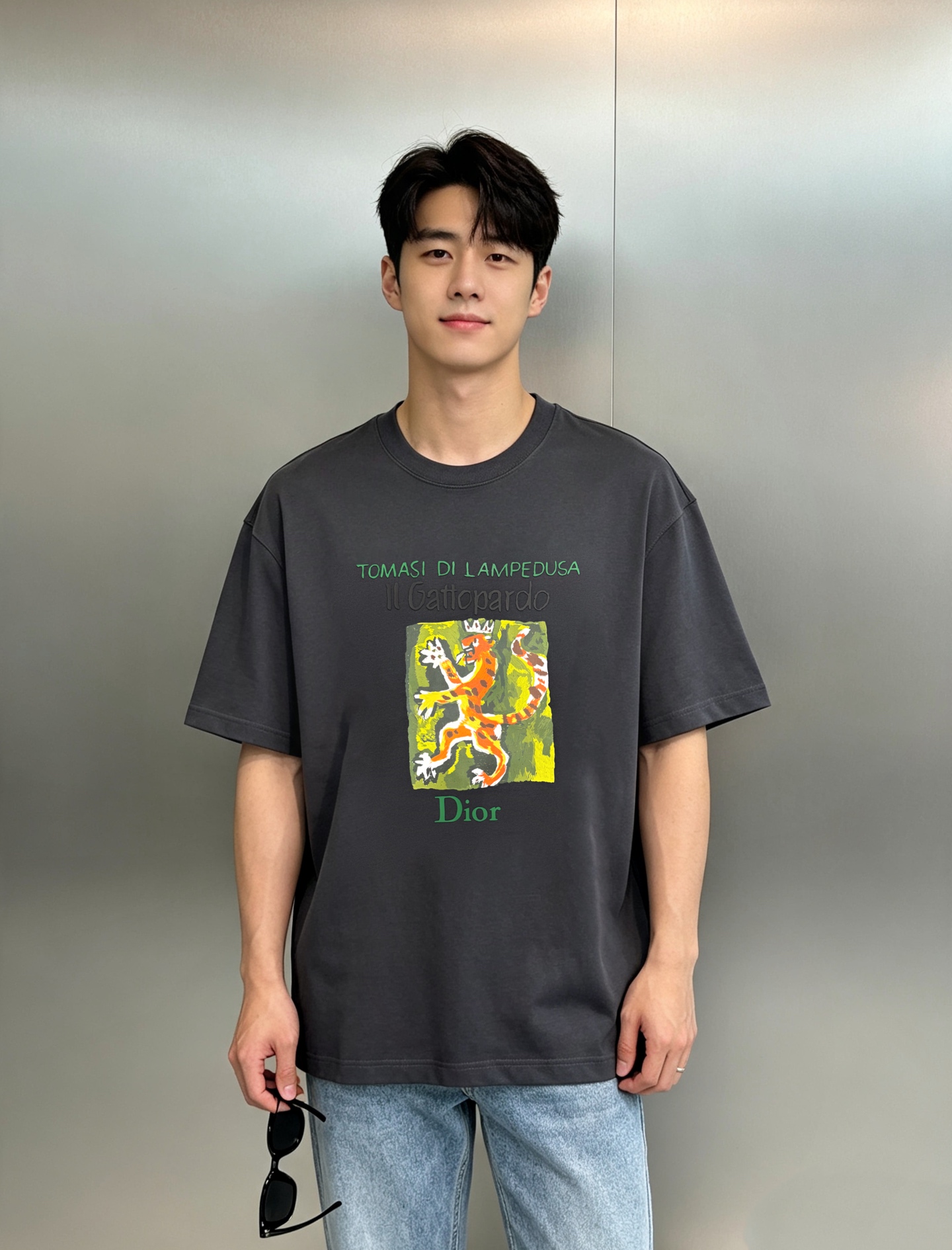 Dior艺术豹王T恤|男士高级感短袖天花板-谁能拒绝一件自带复古油画质感的迪奥短袖! 今年超火的《豹王》联名系列,手绘皇 Dior艺术豹王T恤|男士高级感短袖天花板-谁能拒绝一件自带复古油画质感的迪奥短袖! 今年超火的《豹王》联名系列,手绘皇