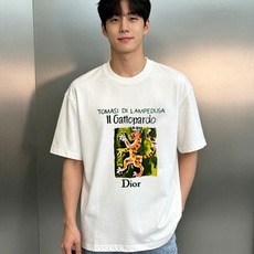 Dior艺术豹王T恤|男士高级感短袖天花板-谁能拒绝一件自带复古油画质感的迪奥短袖! 今年超火的《豹王》联名系列,手绘皇 Dior艺术豹王T恤|男士高级感短袖天花板-谁能拒绝一件自带复古油画质感的迪奥短袖! 今年超火的《豹王》联名系列,手绘皇