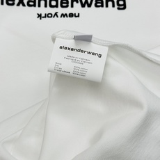 Alexander Wang基础神T|镜像字母纯棉短袖慵懒天花板-纽约限定镜像logo短袖,潮人四季刚需基础T。甄选10 Alexander Wang基础神T|镜像字母纯棉短袖慵懒天花板-纽约限定镜像logo短袖,潮人四季刚需基础T。甄选10