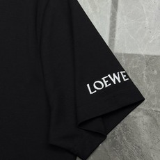 LOEWE早秋刚需莫代尔短袖,把高级松弛感穿在身上.定制高支加厚莫代尔面料,区别夏季薄款,初秋单穿温润亲肤,秋冬内搭西装 LOEWE早秋刚需莫代尔短袖,把高级松弛感穿在身上.定制高支加厚莫代尔面料,区别夏季薄款,初秋单穿温润亲肤,秋冬内搭西装