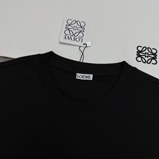 LOEWE早秋刚需莫代尔短袖,把高级松弛感穿在身上.定制高支加厚莫代尔面料,区别夏季薄款,初秋单穿温润亲肤,秋冬内搭西装 LOEWE早秋刚需莫代尔短袖,把高级松弛感穿在身上.定制高支加厚莫代尔面料,区别夏季薄款,初秋单穿温润亲肤,秋冬内搭西装