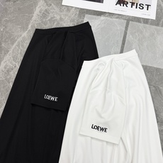 LOEWE早秋刚需莫代尔短袖,把高级松弛感穿在身上.定制高支加厚莫代尔面料,区别夏季薄款,初秋单穿温润亲肤,秋冬内搭西装 LOEWE早秋刚需莫代尔短袖,把高级松弛感穿在身上.定制高支加厚莫代尔面料,区别夏季薄款,初秋单穿温润亲肤,秋冬内搭西装