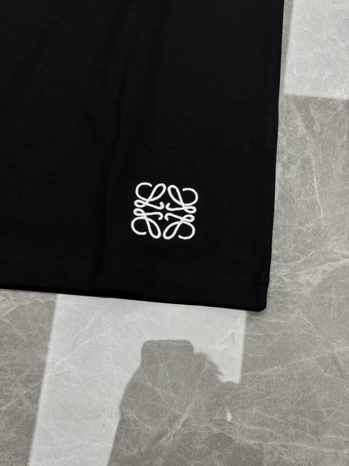 LOEWE早秋刚需莫代尔短袖,把高级松弛感穿在身上.定制高支加厚莫代尔面料,区别夏季薄款,初秋单穿温润亲肤,秋冬内搭西装 LOEWE早秋刚需莫代尔短袖,把高级松弛感穿在身上.定制高支加厚莫代尔面料,区别夏季薄款,初秋单穿温润亲肤,秋冬内搭西装
