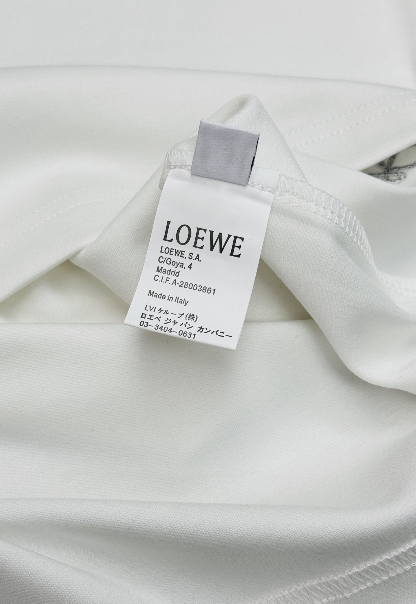LOEWE早秋刚需莫代尔短袖,把高级松弛感穿在身上.定制高支加厚莫代尔面料,区别夏季薄款,初秋单穿温润亲肤,秋冬内搭西装 LOEWE早秋刚需莫代尔短袖,把高级松弛感穿在身上.定制高支加厚莫代尔面料,区别夏季薄款,初秋单穿温润亲肤,秋冬内搭西装