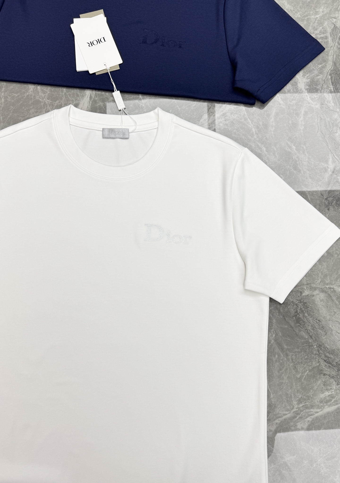 入秋男士刚需基础T|Dior定制莫代尔长袖质感短袖区别夏季薄款,秋季高克重莫代尔面料,软糯垂坠自带温润肤感,初秋单穿、深 入秋男士刚需基础T|Dior定制莫代尔长袖质感短袖区别夏季薄款,秋季高克重莫代尔面料,软糯垂坠自带温润肤感,初秋单穿、深