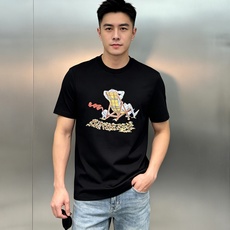 BBR*巴宝莉2026s新品丝光棉T恤,胸前经典巴宝莉字母图形搭配.立体烫画搭配双层工艺立体烫钻.帅气时尚,简约百搭款。 BBR*巴宝莉2026s新品丝光棉T恤,胸前经典巴宝莉字母图形搭配.立体烫画搭配双层工艺立体烫钻.帅气时尚,简约百搭款。
