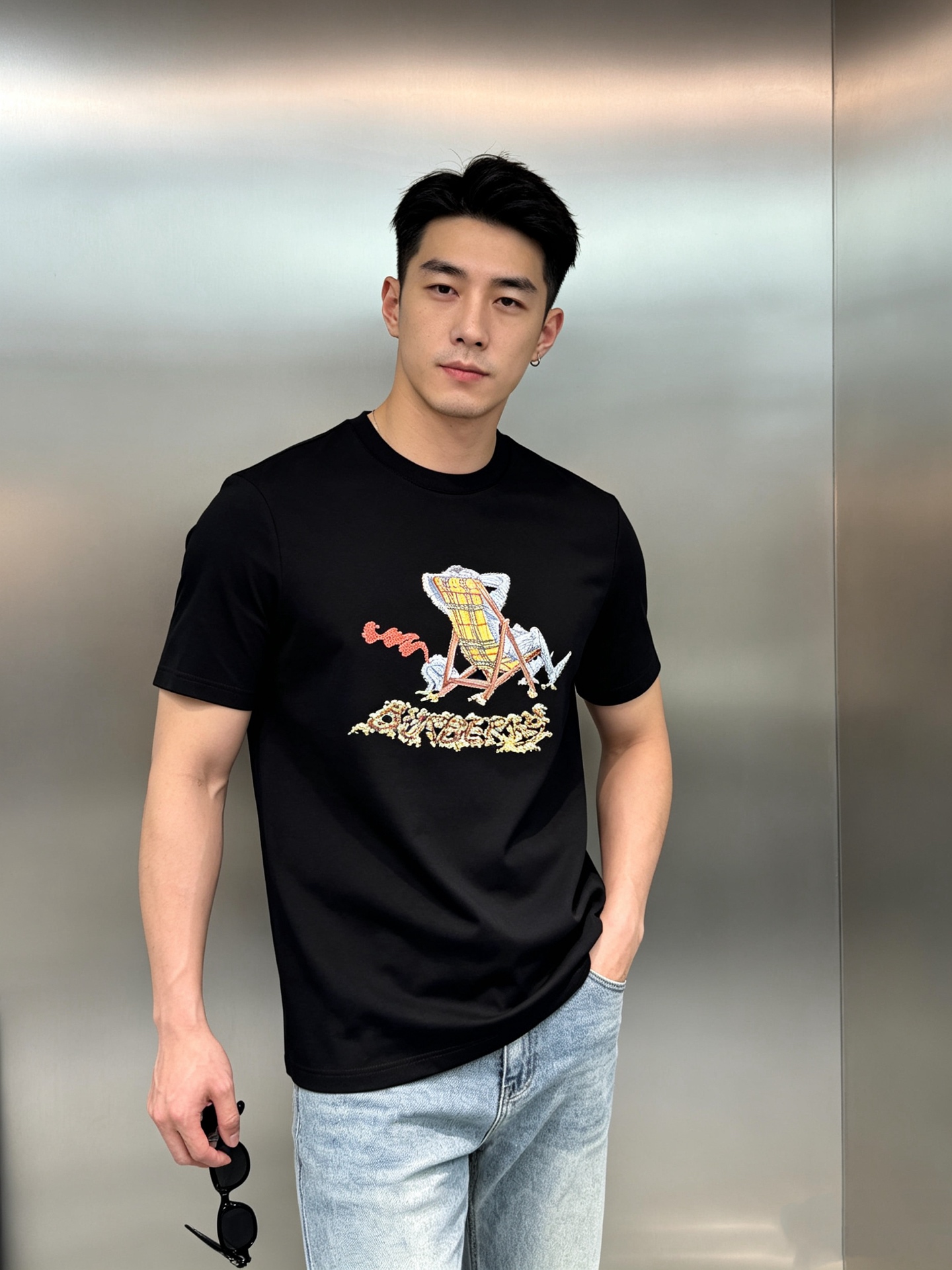 BBR*巴宝莉2026s新品丝光棉T恤，胸前经典巴宝莉字母图形搭配.立体烫画搭配双层工艺立体烫钻.帅气时尚，简约百搭款。
