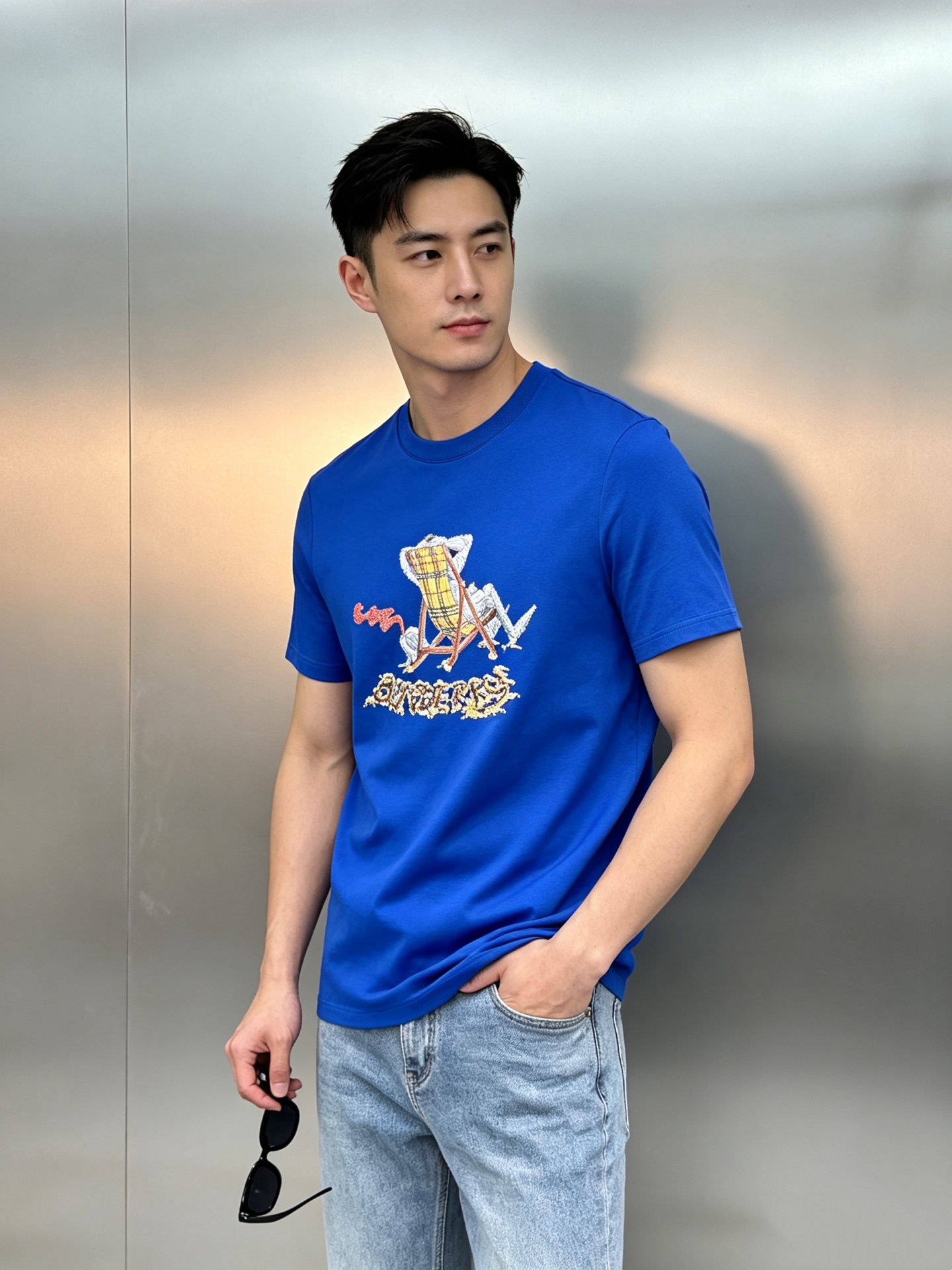 BBR*巴宝莉2026s新品丝光棉T恤，胸前经典巴宝莉字母图形搭配.立体烫画搭配双层工艺立体烫钻.帅气时尚，简约百搭款。