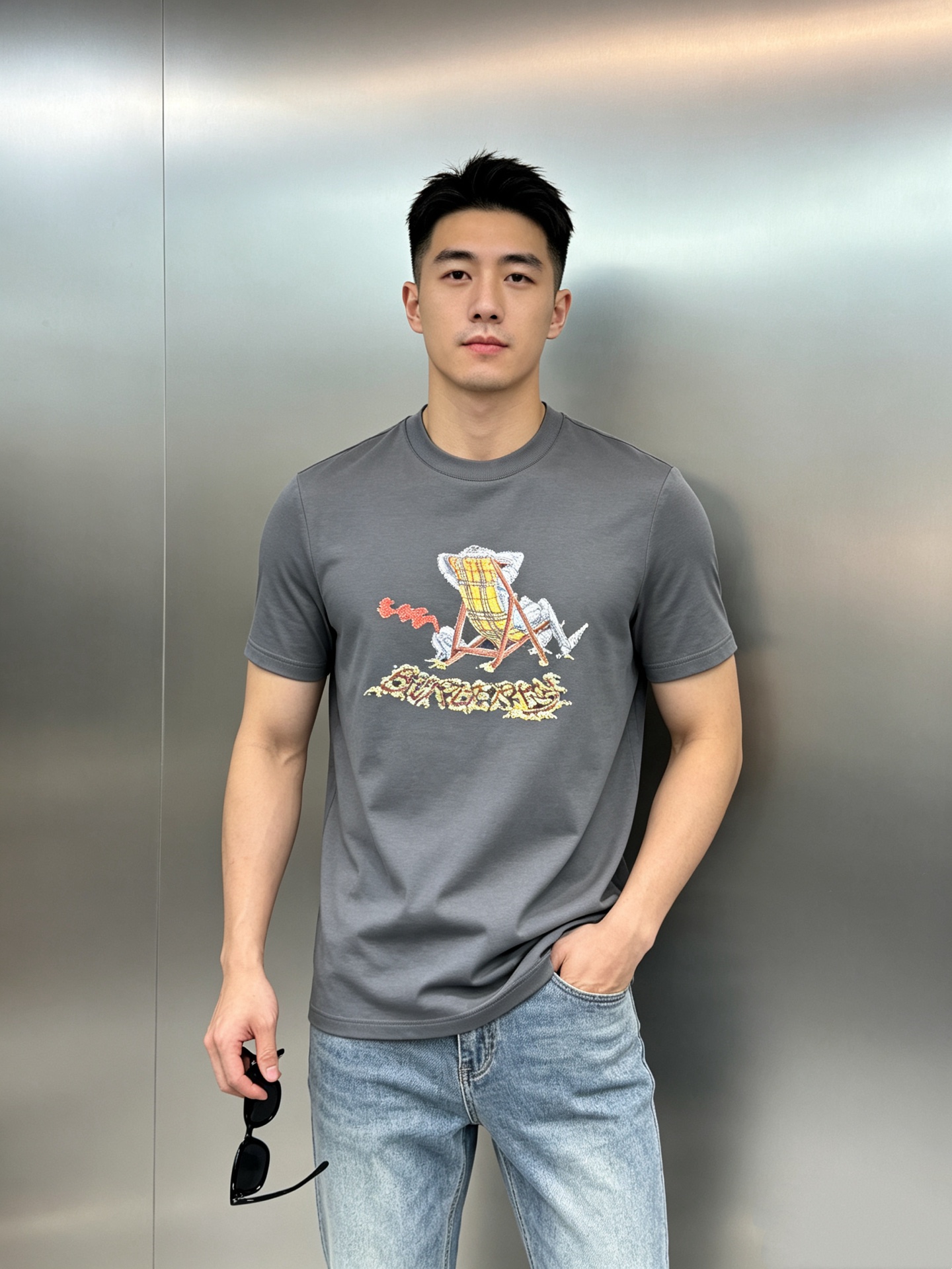 BBR*巴宝莉2026s新品丝光棉T恤，胸前经典巴宝莉字母图形搭配.立体烫画搭配双层工艺立体烫钻.帅气时尚，简约百搭款。