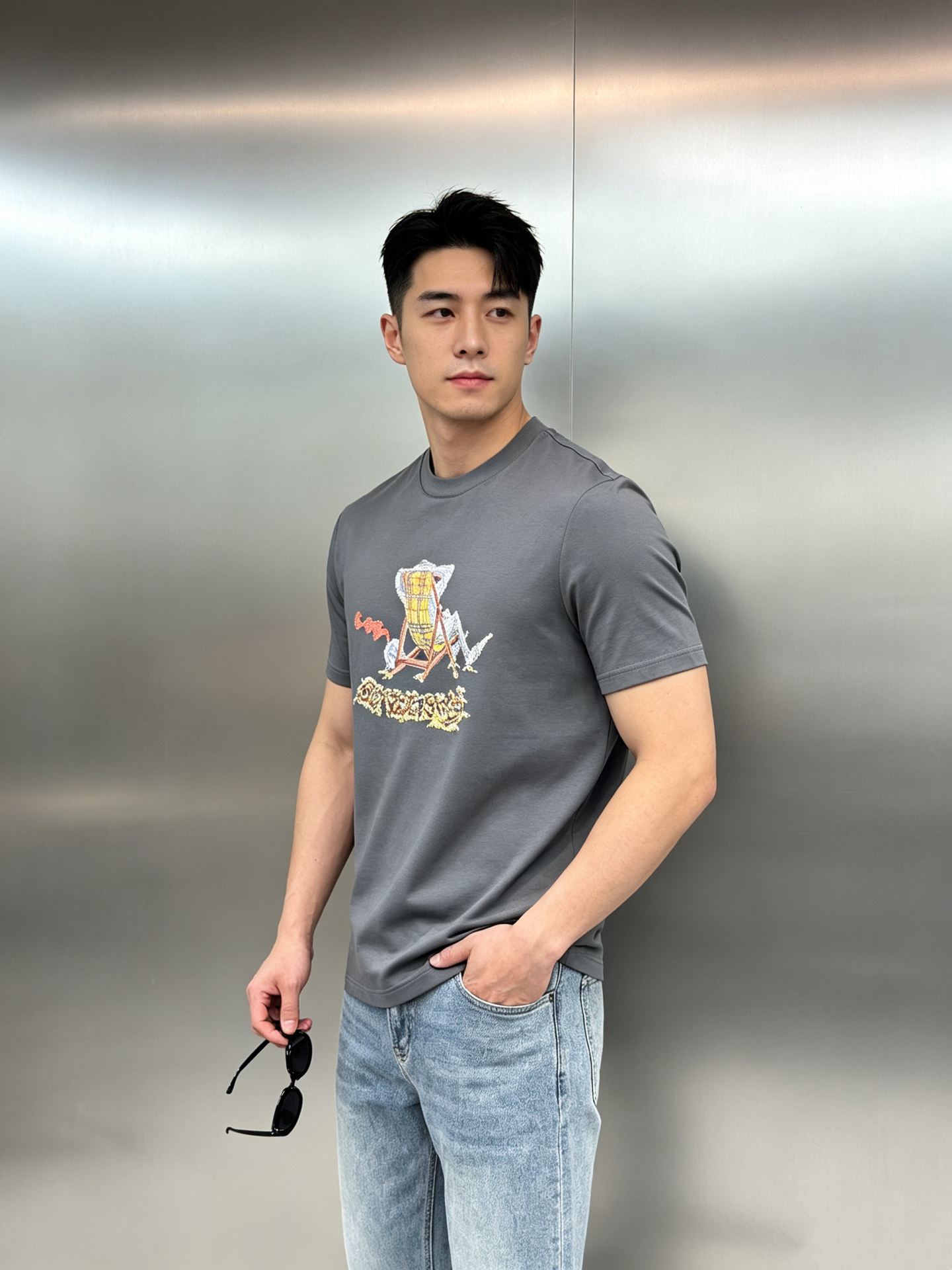 BBR*巴宝莉2026s新品丝光棉T恤，胸前经典巴宝莉字母图形搭配.立体烫画搭配双层工艺立体烫钻.帅气时尚，简约百搭款。
