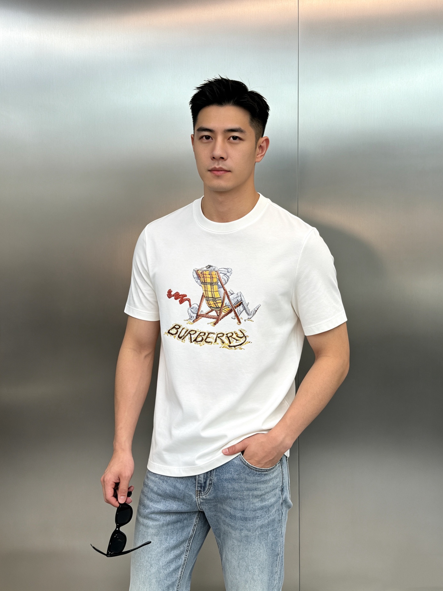 BBR*巴宝莉2026s新品丝光棉T恤，胸前经典巴宝莉字母图形搭配.立体烫画搭配双层工艺立体烫钻.帅气时尚，简约百搭款。