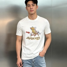 BBR*巴宝莉2026s新品丝光棉T恤,胸前经典巴宝莉字母图形搭配.立体烫画搭配双层工艺立体烫钻.帅气时尚,简约百搭款。 BBR*巴宝莉2026s新品丝光棉T恤,胸前经典巴宝莉字母图形搭配.立体烫画搭配双层工艺立体烫钻.帅气时尚,简约百搭款。