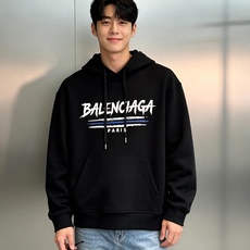 BALENCIAGA巴黎世家新品秋冬刚需连帽卫衣.男女同款❤️ 甄选高配比棉莫混纺面料,融合棉的挺括与莫代尔的丝滑软糯, BALENCIAGA巴黎世家新品秋冬刚需连帽卫衣.男女同款❤️ 甄选高配比棉莫混纺面料,融合棉的挺括与莫代尔的丝滑软糯,