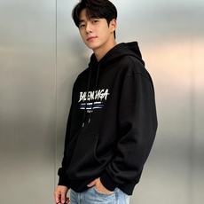 BALENCIAGA巴黎世家新品秋冬刚需连帽卫衣.男女同款❤️ 甄选高配比棉莫混纺面料,融合棉的挺括与莫代尔的丝滑软糯, BALENCIAGA巴黎世家新品秋冬刚需连帽卫衣.男女同款❤️ 甄选高配比棉莫混纺面料,融合棉的挺括与莫代尔的丝滑软糯,