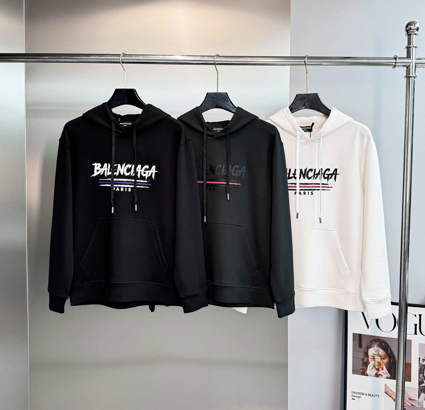 BALENCIAGA巴黎世家新品秋冬刚需连帽卫衣.男女同款❤️ 甄选高配比棉莫混纺面料，融合棉的挺括与莫代尔的丝滑软糯，