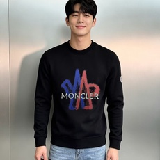 Moncler蒙口早秋限定棉莫圆领卫衣,衣橱刚需高级单品❤️甄选高配比棉莫混纺面料,软糯垂顺自带凉感,久穿不闷汗、不易变 Moncler蒙口早秋限定棉莫圆领卫衣,衣橱刚需高级单品❤️甄选高配比棉莫混纺面料,软糯垂顺自带凉感,久穿不闷汗、不易变