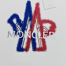 Moncler蒙口早秋限定棉莫圆领卫衣,衣橱刚需高级单品❤️甄选高配比棉莫混纺面料,软糯垂顺自带凉感,久穿不闷汗、不易变 Moncler蒙口早秋限定棉莫圆领卫衣,衣橱刚需高级单品❤️甄选高配比棉莫混纺面料,软糯垂顺自带凉感,久穿不闷汗、不易变