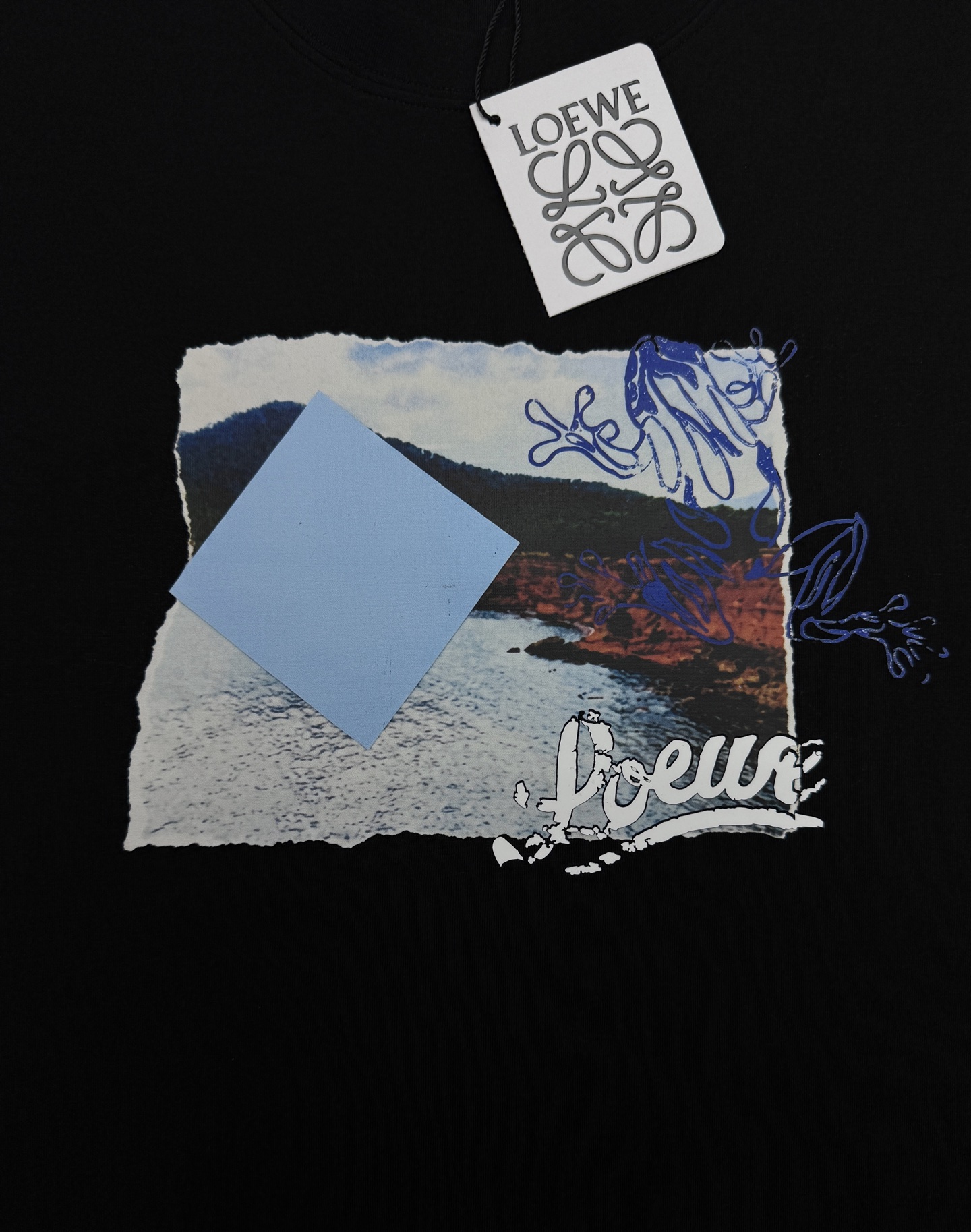 LOEWE罗意威秋季限定海岛艺术卫衣,把地中海海岸穿在身上。男女同款❤️甄选高支棉莫混纺面料,软糯垂坠自带哑光高级质感, LOEWE罗意威秋季限定海岛艺术卫衣,把地中海海岸穿在身上。男女同款❤️甄选高支棉莫混纺面料,软糯垂坠自带哑光高级质感,