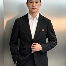一套 HERMES冰爽锦棉套西🤵♂️ 巴黎工坊级剪裁,以品牌标志性橘色徽章为序,将商务的利落与度假的松弛揉进冰爽锦棉里 一套 HERMES冰爽锦棉套西🤵♂️ 巴黎工坊级剪裁,以品牌标志性橘色徽章为序,将商务的利落与度假的松弛揉进冰爽锦棉里