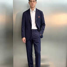 一套 HERMES冰爽锦棉套西🤵♂️ 巴黎工坊级剪裁,以品牌标志性橘色徽章为序,将商务的利落与度假的松弛揉进冰爽锦棉里 一套 HERMES冰爽锦棉套西🤵♂️ 巴黎工坊级剪裁,以品牌标志性橘色徽章为序,将商务的利落与度假的松弛揉进冰爽锦棉里