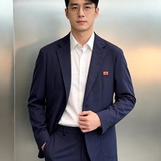 一套 HERMES冰爽锦棉套西🤵♂️ 巴黎工坊级剪裁,以品牌标志性橘色徽章为序,将商务的利落与度假的松弛揉进冰爽锦棉里 一套 HERMES冰爽锦棉套西🤵♂️ 巴黎工坊级剪裁,以品牌标志性橘色徽章为序,将商务的利落与度假的松弛揉进冰爽锦棉里