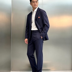 一套 HERMES冰爽锦棉套西🤵♂️ 巴黎工坊级剪裁,以品牌标志性橘色徽章为序,将商务的利落与度假的松弛揉进冰爽锦棉里 一套 HERMES冰爽锦棉套西🤵♂️ 巴黎工坊级剪裁,以品牌标志性橘色徽章为序,将商务的利落与度假的松弛揉进冰爽锦棉里