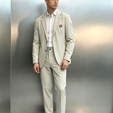一套 HERMES冰爽锦棉套西🤵♂️ 巴黎工坊级剪裁,以品牌标志性橘色徽章为序,将商务的利落与度假的松弛揉进冰爽锦棉里 一套 HERMES冰爽锦棉套西🤵♂️ 巴黎工坊级剪裁,以品牌标志性橘色徽章为序,将商务的利落与度假的松弛揉进冰爽锦棉里