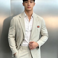 一套 HERMES冰爽锦棉套西🤵♂️ 巴黎工坊级剪裁,以品牌标志性橘色徽章为序,将商务的利落与度假的松弛揉进冰爽锦棉里 一套 HERMES冰爽锦棉套西🤵♂️ 巴黎工坊级剪裁,以品牌标志性橘色徽章为序,将商务的利落与度假的松弛揉进冰爽锦棉里