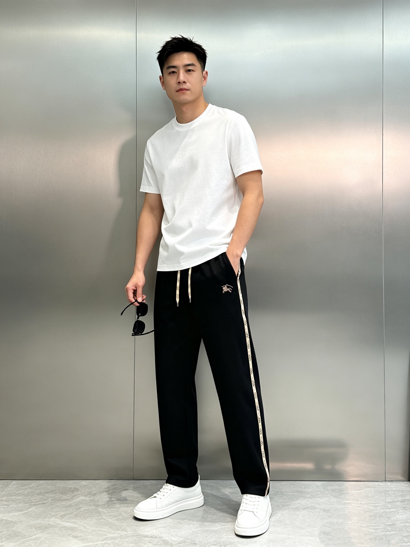 Burberry秋冬限定直筒休闲卫裤，自带英伦复古格调，男士衣橱刚需神裤❤️甄选高垂顺天丝混纺面料，软糯透气不闷身，春秋