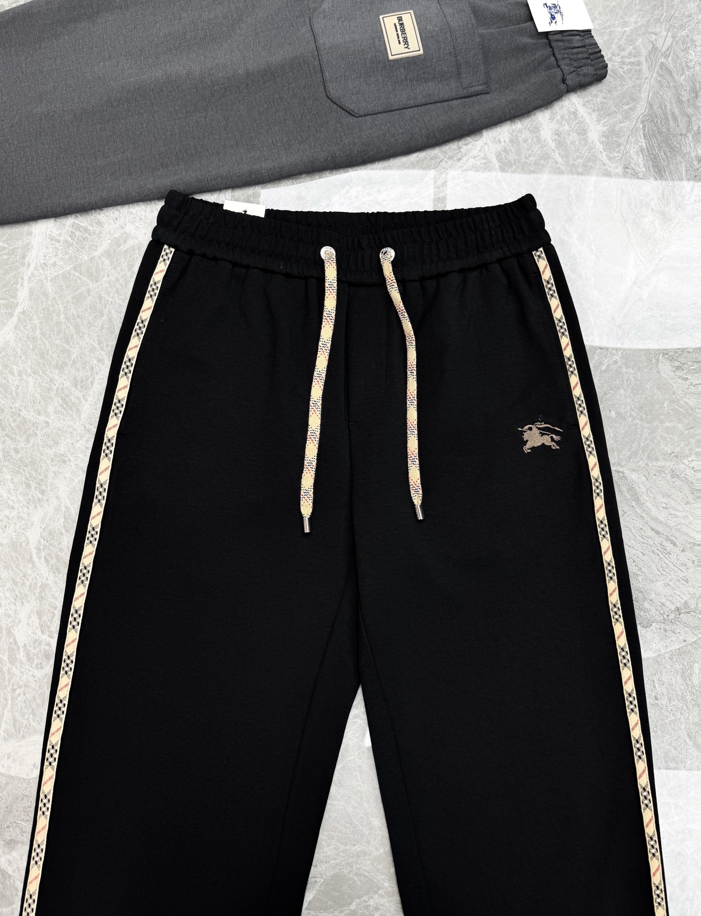 Burberry秋冬限定直筒休闲卫裤，自带英伦复古格调，男士衣橱刚需神裤❤️甄选高垂顺天丝混纺面料，软糯透气不闷身，春秋