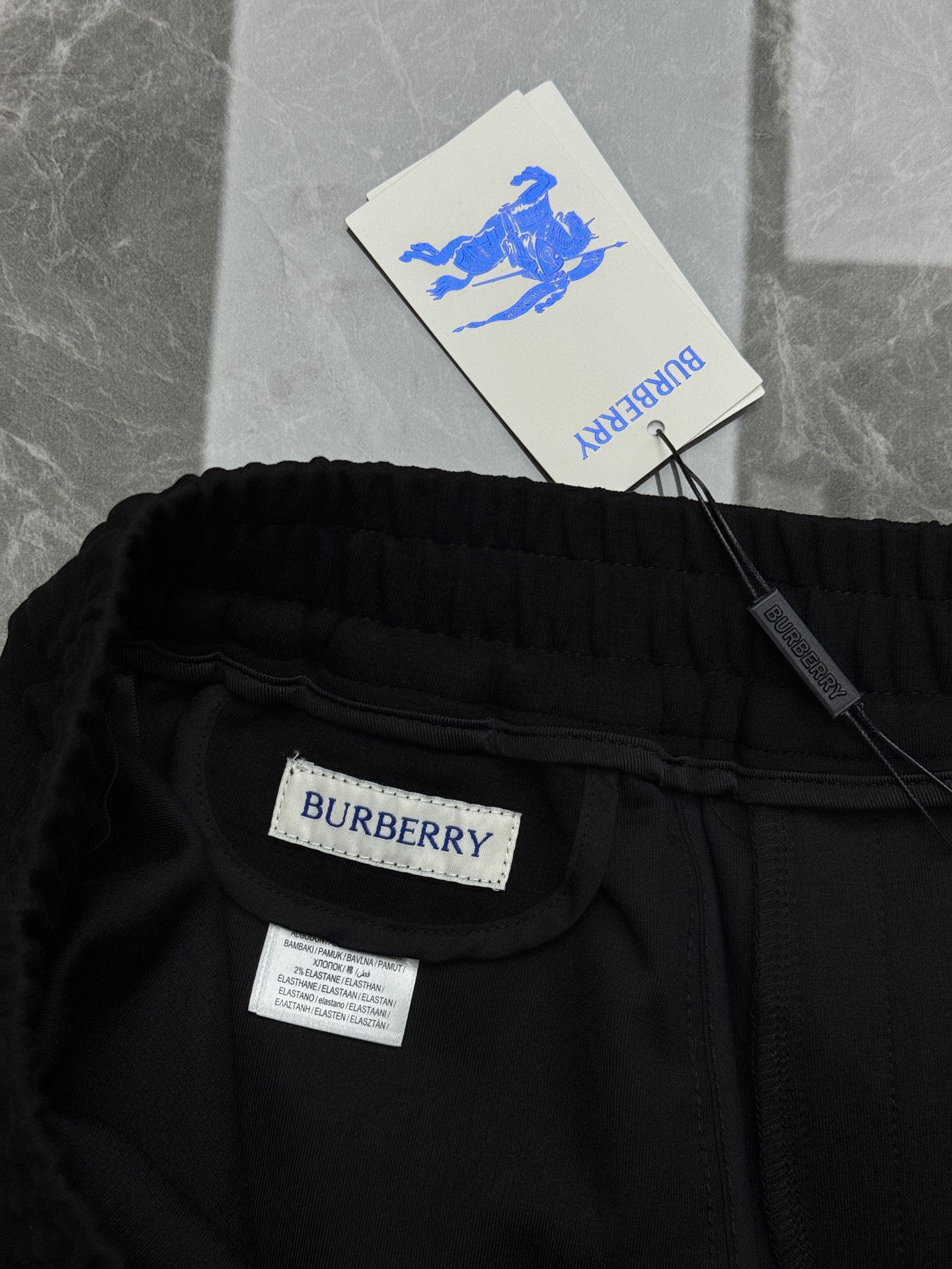 Burberry秋冬限定直筒休闲卫裤，自带英伦复古格调，男士衣橱刚需神裤❤️甄选高垂顺天丝混纺面料，软糯透气不闷身，春秋