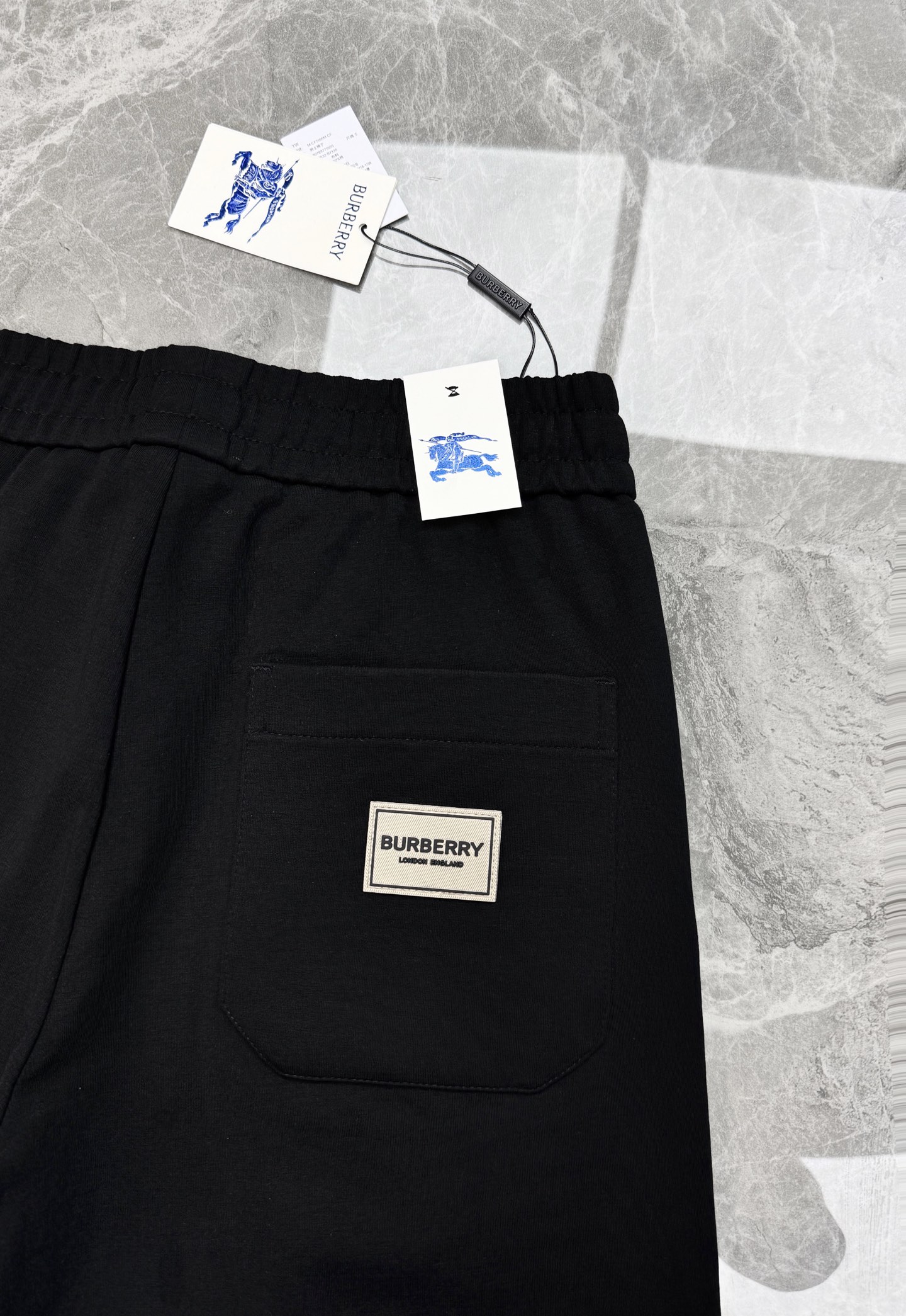 Burberry秋冬限定直筒休闲卫裤，自带英伦复古格调，男士衣橱刚需神裤❤️甄选高垂顺天丝混纺面料，软糯透气不闷身，春秋