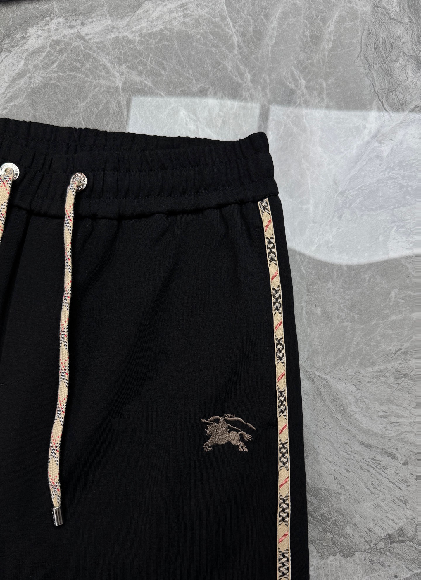 Burberry秋冬限定直筒休闲卫裤，自带英伦复古格调，男士衣橱刚需神裤❤️甄选高垂顺天丝混纺面料，软糯透气不闷身，春秋